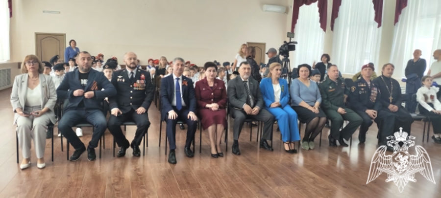 Сотрудники и ветераны Росгвардии Карачаево-Черкесии приняли участие в патриотической акции «Парта героя»