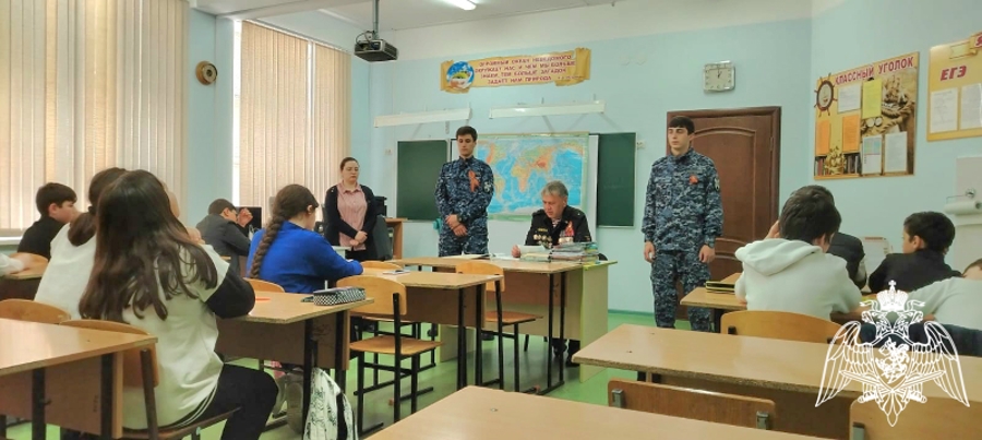 Росгвардейцы провели классный час в школе Карачаевска  