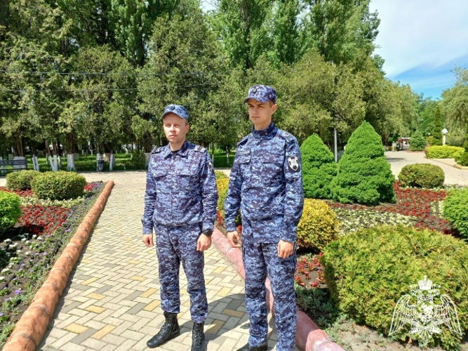 В Черкесске росгвардейцы помогли вернуться домой страдающей потерей памяти пенсионерке