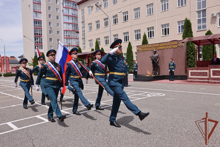 Директор Росгвардии Герой России генерал армии Виктор Золотов вручил личный штандарт командующему Северо-Кавказским округом войск национальной гвардии