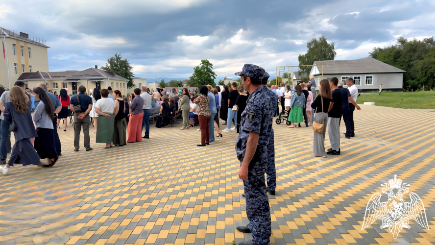 Росгвардейцы в Карачаево-Черкесии обеспечили безопасность на выпускных вечерах