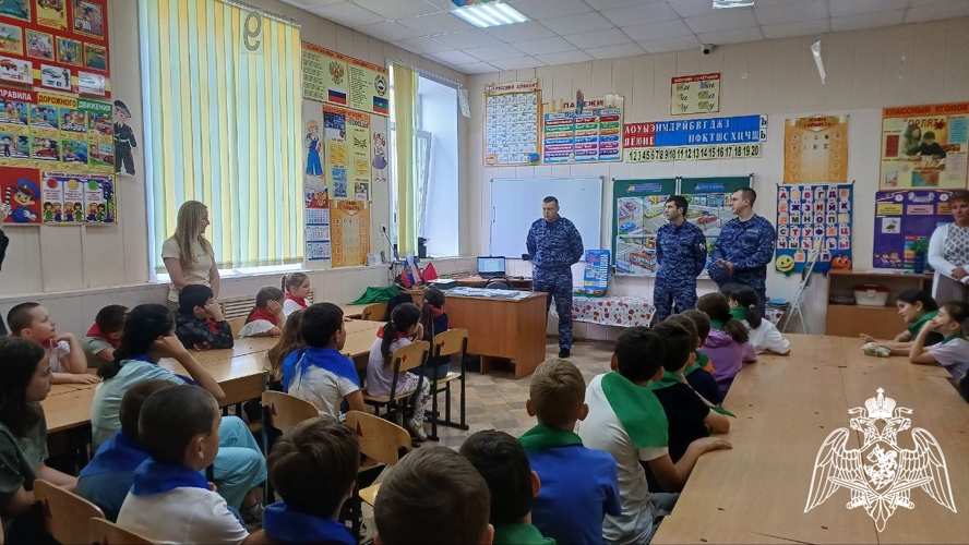 Тематическое занятие со школьниками Черкесска провели сотрудники Росгвардии