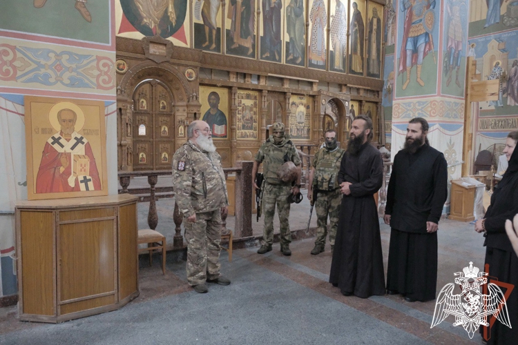 В ДНР Росгвардия и военные священники оказывают гуманитарную помощь монастырям