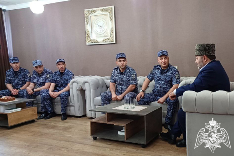 Встреча росгвардейцев с представителем духовенства прошла в Черкесске
