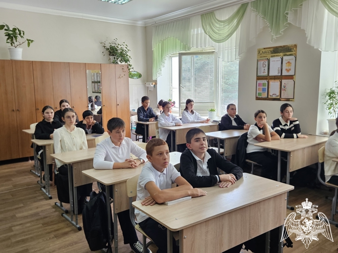 Росгвардейцы Карачаево-Черкесии провели урок Мужества для школьников