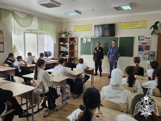 Росгвардейцы Карачаево-Черкесии провели урок Мужества для школьников