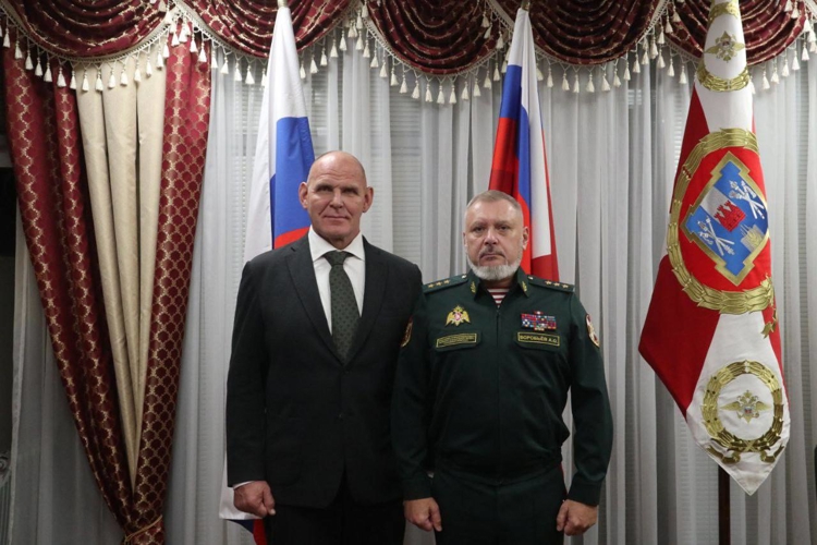 Генерал-полковник Алексей Воробьев провел рабочую встречу с Героем России Александром Карелиным