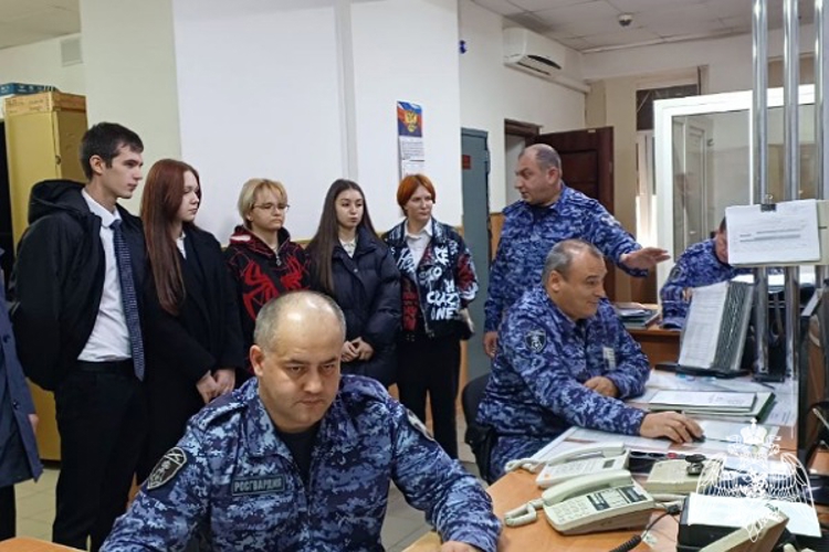 День открытых дверей для студентов провели в Черкесске сотрудники вневедомственной охраны Росгвардии
