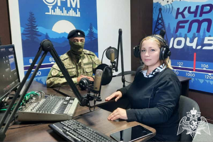 В Карачаево-Черкесии офицер ОМОН стал гостем ведомственной радиорубрики