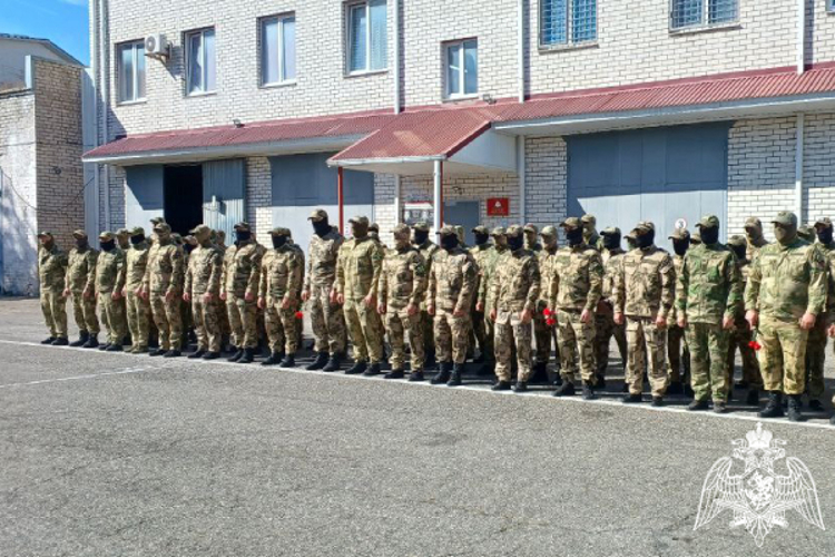 В Карачаево-Черкесии поздравили сотрудников ОМОН с профессиональным праздником