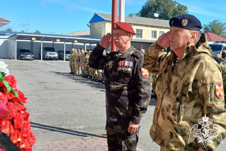 В Карачаево-Черкесии поздравили сотрудников ОМОН с профессиональным праздником