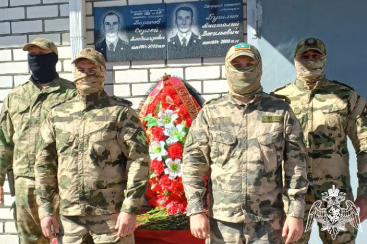 В Карачаево-Черкесии поздравили сотрудников ОМОН с профессиональным праздником