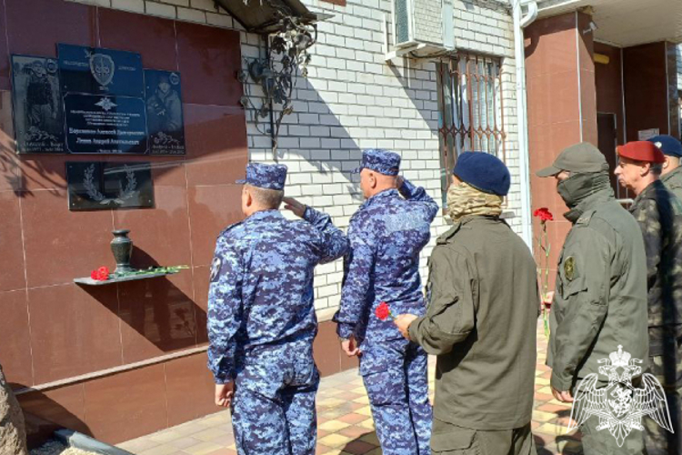 В Управлении Росгвардии по Карачаево-Черкесской Республике поздравили сотрудников СОБР с профессиональным праздником 