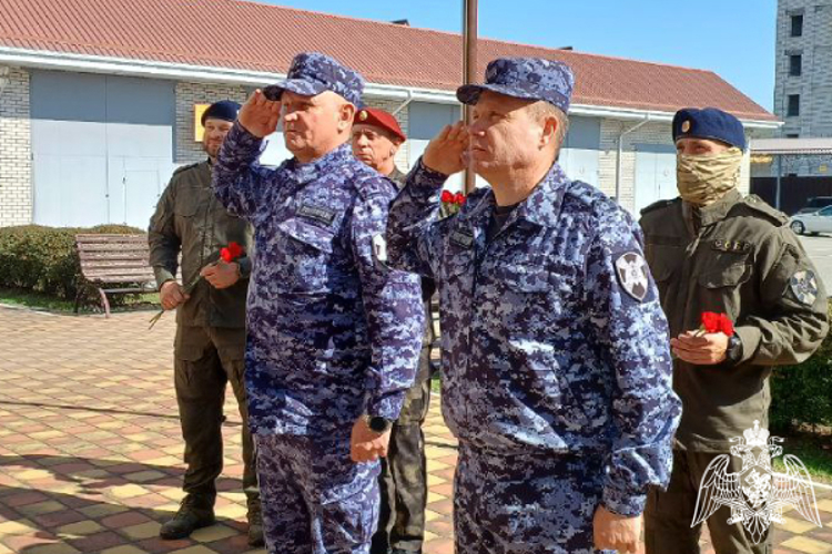 В Управлении Росгвардии по Карачаево-Черкесской Республике поздравили сотрудников СОБР с профессиональным праздником 
