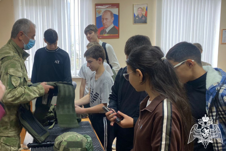 Росгвардейцы провели День открытых дверей   для школьников Черкесска