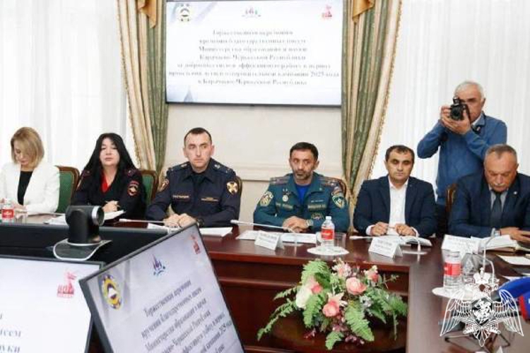В Черкесске росгвардеец принял участие в заседании межведомственной комиссии по вопросам организации отдыха и оздоровления детей 