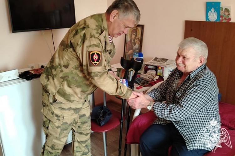 В Черкесске ветераны Росгвардии оказали помощь постояльцам социального учреждения