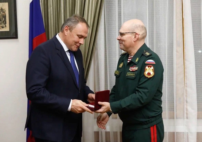 Генерал-полковник Олег Плохой вручил ведомственные награды государственным и общественным деятелям