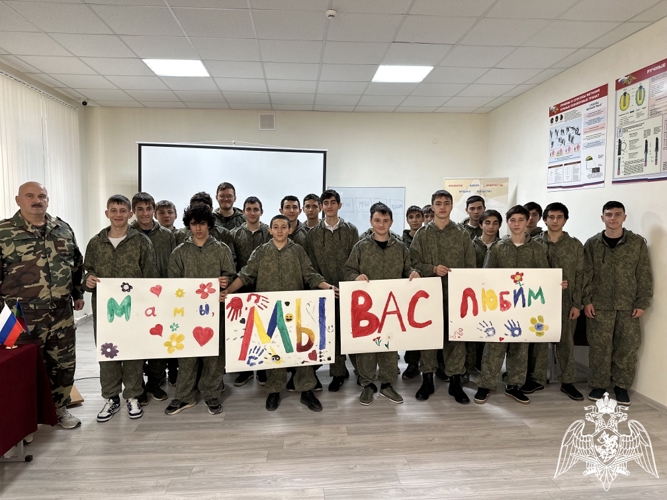 Ветераны Росгвардии и воспитанники центра «Авангард» поздравили матерей творческой работой
