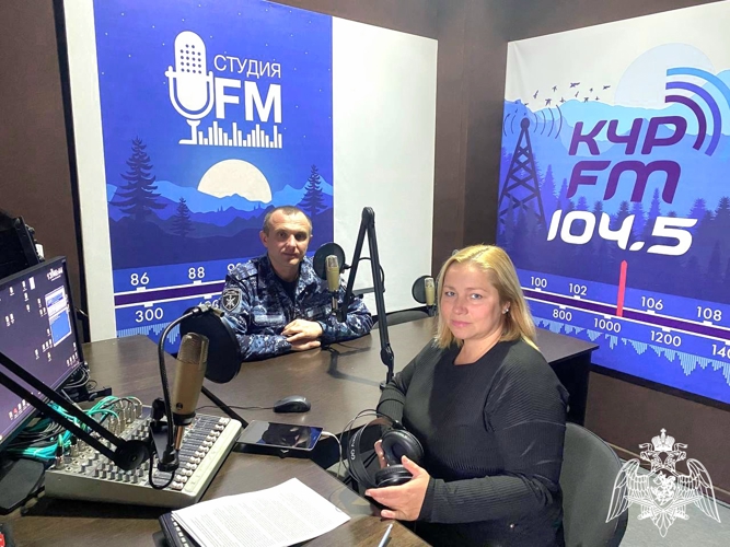 Офицер Росгвардии стал гостем прямого эфира на радио «КЧР FM» 