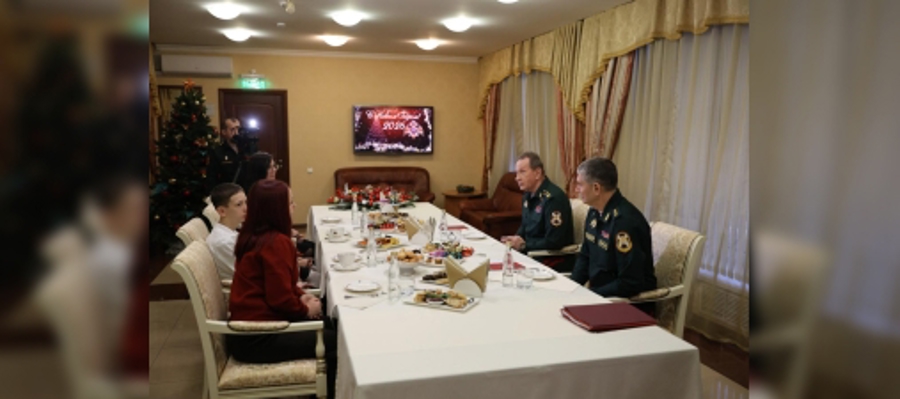 Директор Росгвардии Виктор Золотов вручил новогодние подарки детям росгвардейцев, прошедшим лечение в Китае