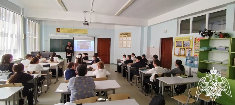 В Карачаево-Черкесии представители Росгвардии провели урок Мужества для школьников региона 