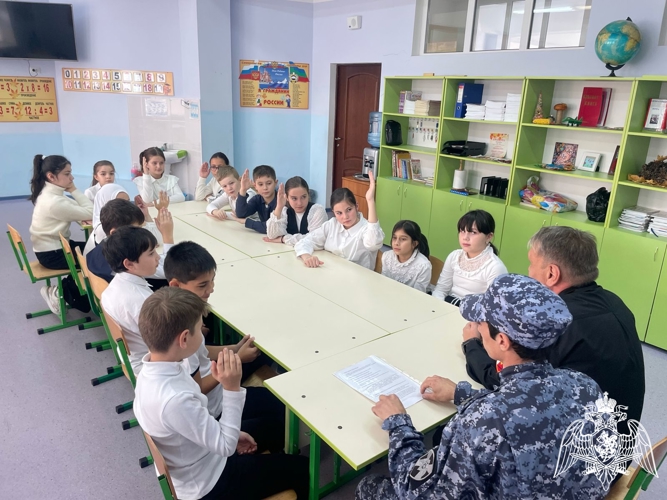 В День Конституции России представители Росгвардии встретились со школьниками