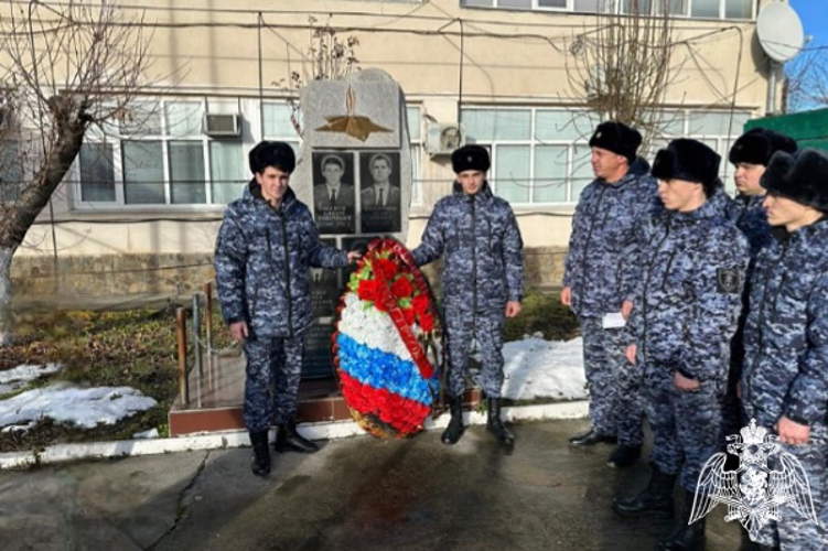 Росгвардейцы почтили память боевого товарища в Карачаево-Черкесии