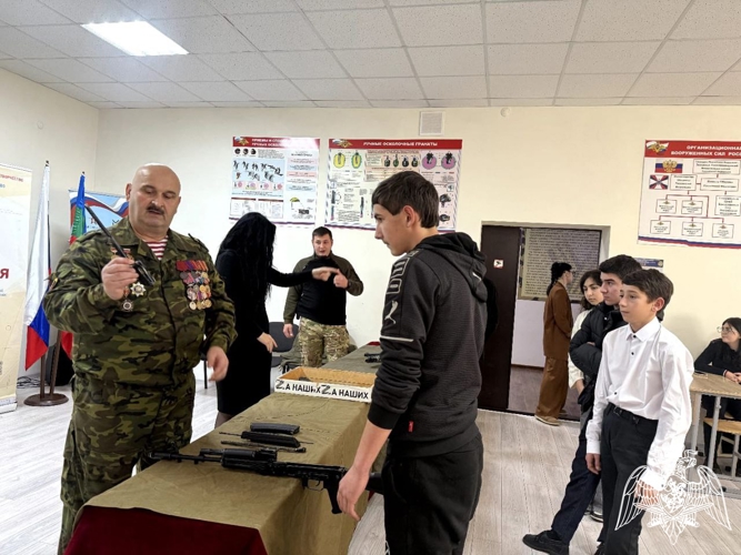 Ветеран Росгвардии провел патриотическое мероприятие для школьников Карачаево-Черкесии