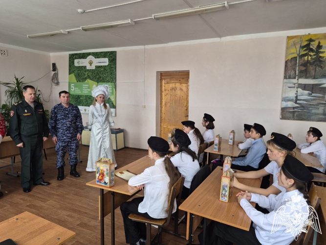 В Карачаево-Черкесии Дед Мороз специального назначения» поздравил с Новым годом воспитанников «Гвардейской смены»