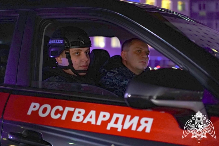 Сотрудники вневедомственной охраны Управления Росгвардии по Карачаево-Черкесской Республике приняли участие во флешмобе единства народов России