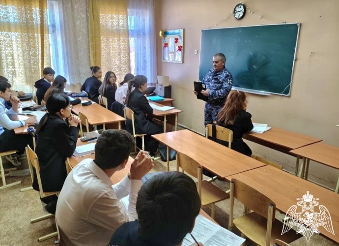 В Карачаево-Черкесии росгвардейцы провели тематические встречи в рамках годовщины образования ведомства