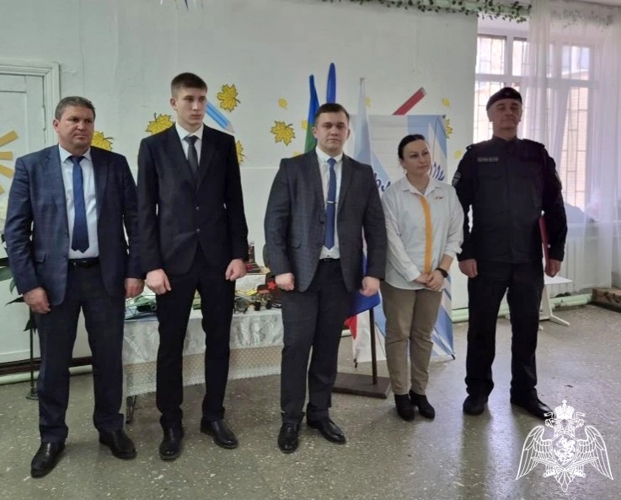 В Карачаево - Черкесии офицер Росгвардии провел урок Мужества