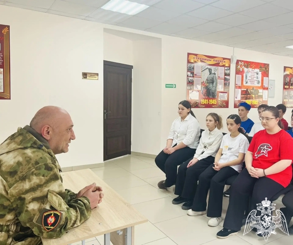 Ветеран Росгвардии провел профориентационную встречу со школьниками 