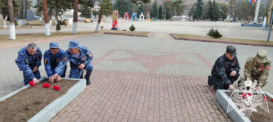 Ветераны Росгвардии почтили память героев в Карачаевске в преддверии Дня защитника Отечества 