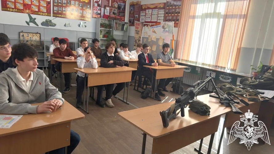 Бойцы СОБР «Клинок» провели урок мужества для школьников в преддверии юбилея Росгвардии
