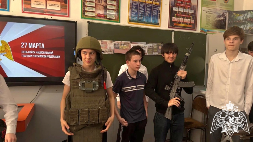 Бойцы СОБР «Клинок» провели урок мужества для школьников в преддверии юбилея Росгвардии