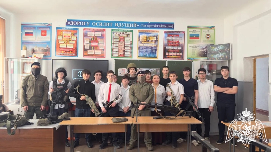 Бойцы СОБР «Клинок» провели урок мужества для школьников в преддверии юбилея Росгвардии