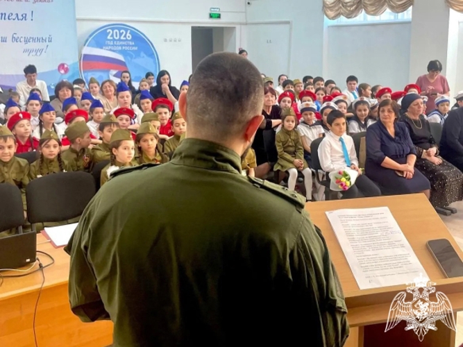 Бойцы СОБР «Клинок» провели урок мужества для школьников в преддверии юбилея Росгвардии
