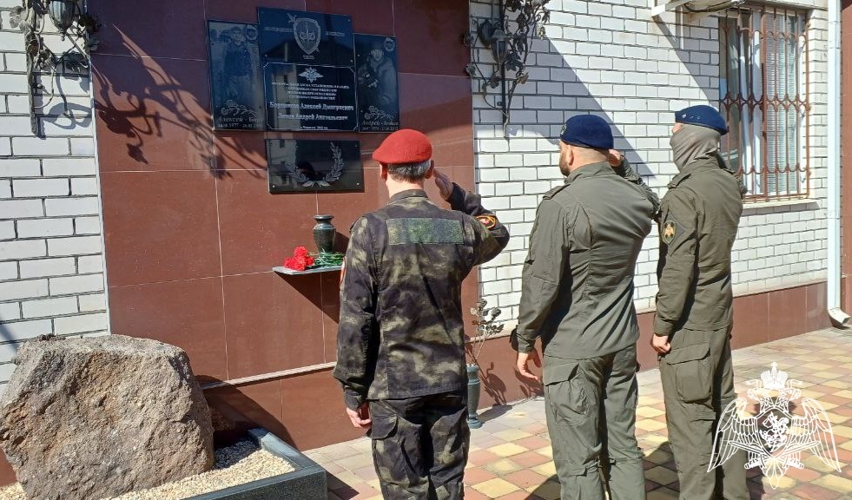 Сотрудники Управления Росгвардии по Карачаево-Черкесской Республике почтили память боевого товарища