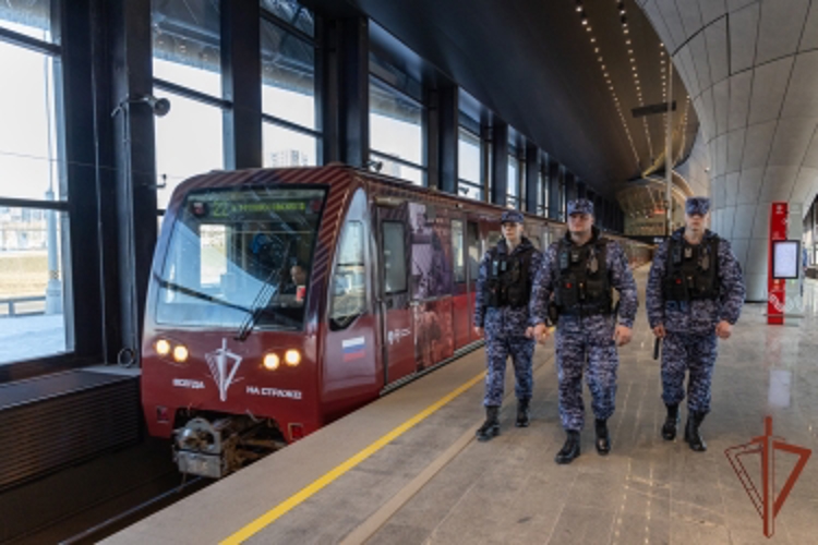 В метро Москвы запустили тематический поезд к юбилею Росгвардии