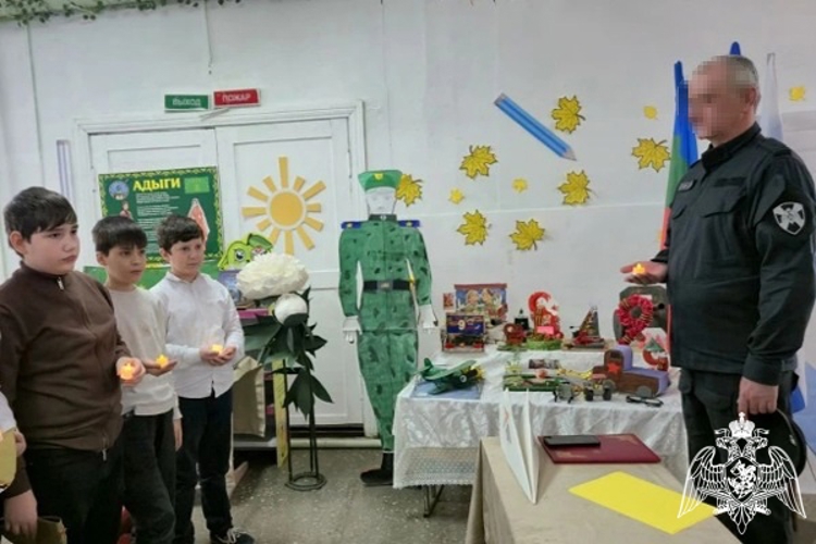 В Черкесске офицер Росгвардии провел урок Мужества
