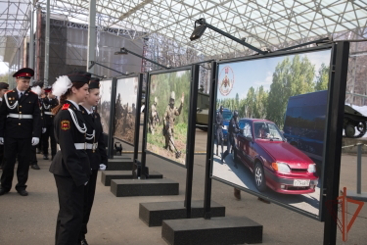 Фотовыставка к юбилею Росгвардии на Поклонной горе приняла первых посетителей