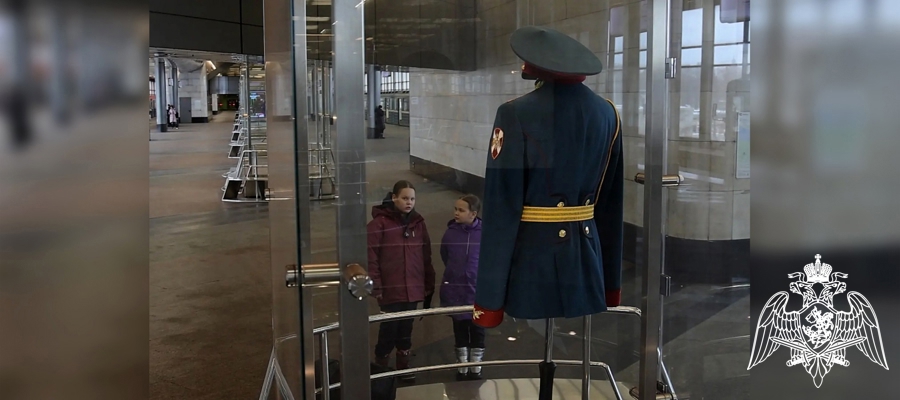 На станции «Воробьёвы горы» Московского метрополитена открылась выставка Росгвардии 