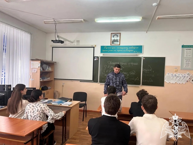В Карачаево-Черкесии росгвардейцы провели профориентационную встречу со школьниками