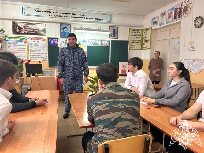 В Карачаево-Черкесии росгвардейцы провели профориентационную встречу со школьниками