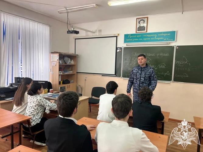 В Карачаево-Черкесии росгвардейцы провели профориентационную встречу со школьниками