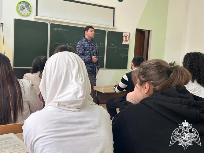 В Карачаево-Черкесии росгвардейцы провели профориентационную встречу со школьниками