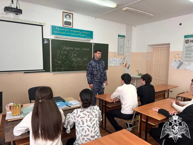 В Карачаево-Черкесии росгвардейцы провели профориентационную встречу со школьниками