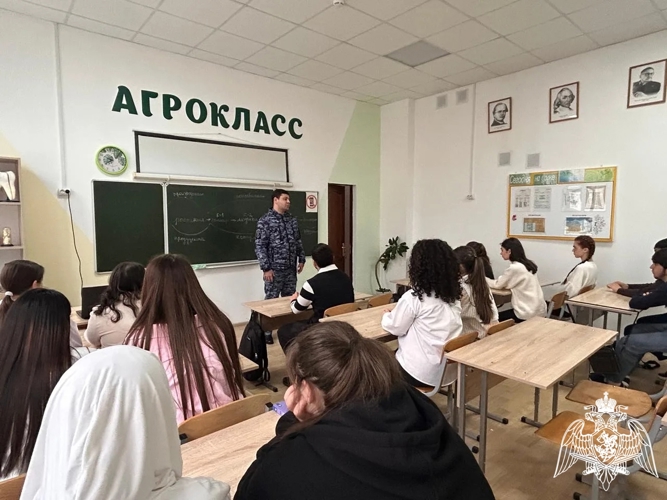 В Карачаево-Черкесии росгвардейцы провели профориентационную встречу со школьниками